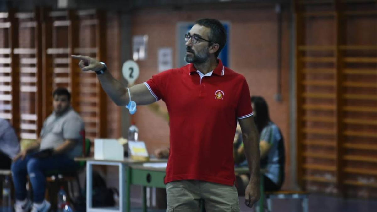 Pablo Orozco, técnico del Peñarroya, da instrucciones durante un encuentro.