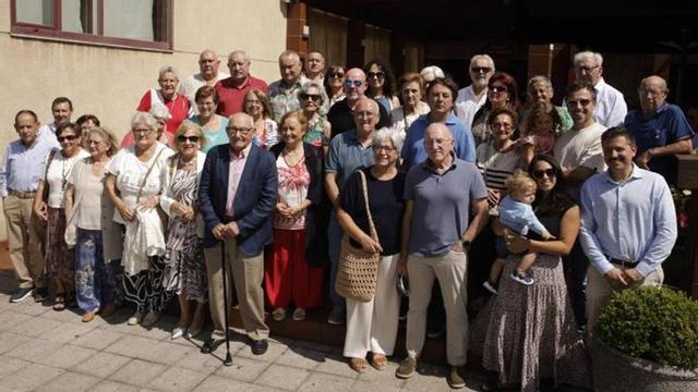 Galardonados, familiares y miembros de la asociación vecinal, ayer, en Gijón. | JUAN PLAZA