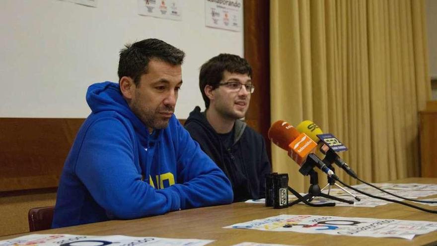 Gonzalo García de Vitoria, entrenador del COB y el jefe de prensa Roi Rodríguez López. // Iñaki Osorio