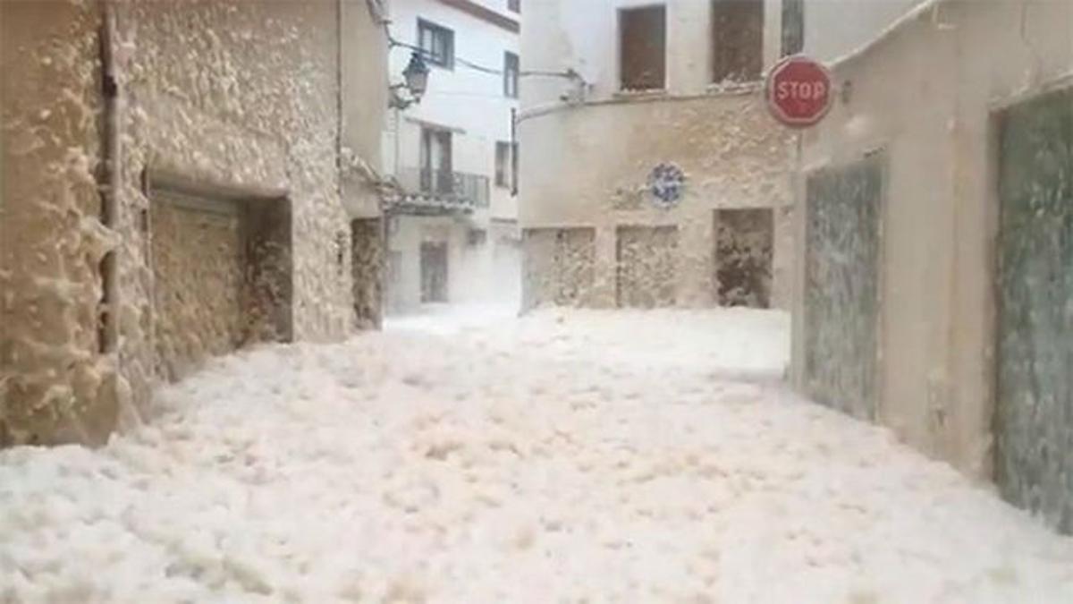 Las calles de Tossa de Mar, cubiertas de espuma a causa del fuerte oleaje