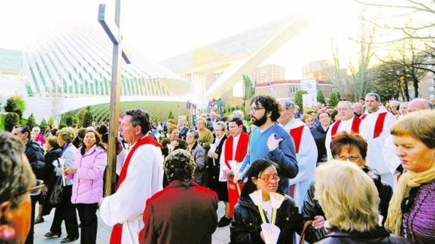 El vía crucis, a la altura del Calatrava, con la iglesia de los Santos Apóstoles al fondo.