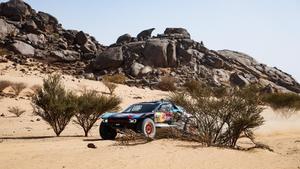 Carlos Sainz y Lucas Cruz, a bordo del Ford Raptor T1+ durante la etapa en Bisha (Arabia).