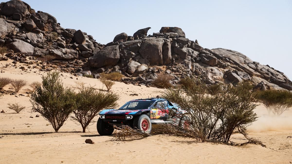 Carlos Sainz y Lucas Cruz, a bordo del Ford Raptor T1+ durante la etapa en Bisha (Arabia)