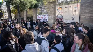 Concentración en el Goya contra el profesor condenado por maltrato: "Vamos a ir hasta el final"
