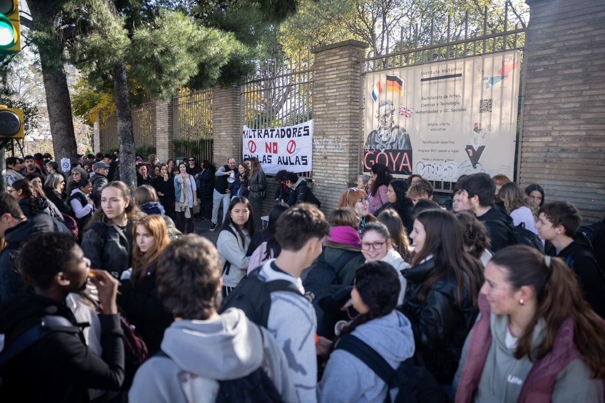En imágenes | Nueva protesta en el IES Goya contra el profesor condenado por maltrato