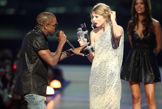 Kanye West interrumpe el discurso de agradecimiento de Taylor Swift en los MTV Video Music Awards 2009 tras ganar el premio a mejor video de una artista femenina