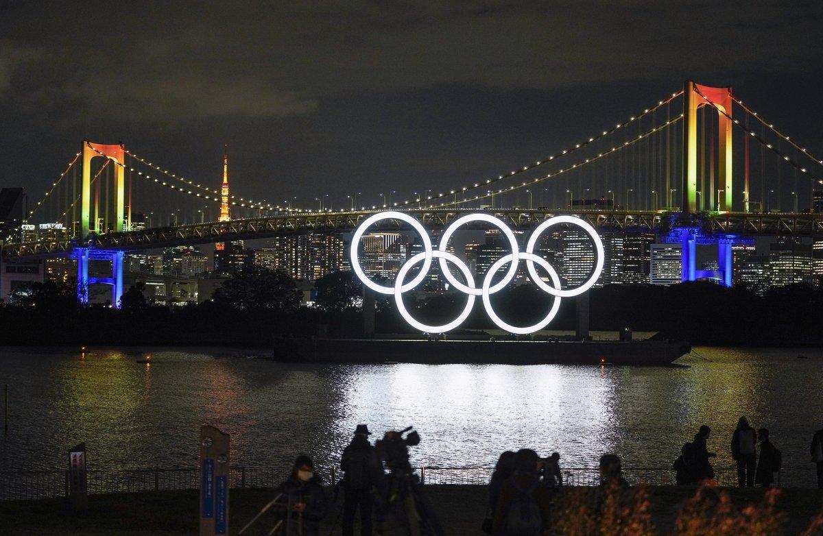Monumento de los anillos olímpicos en el puente del Odaiba Marine Park, de Tokio