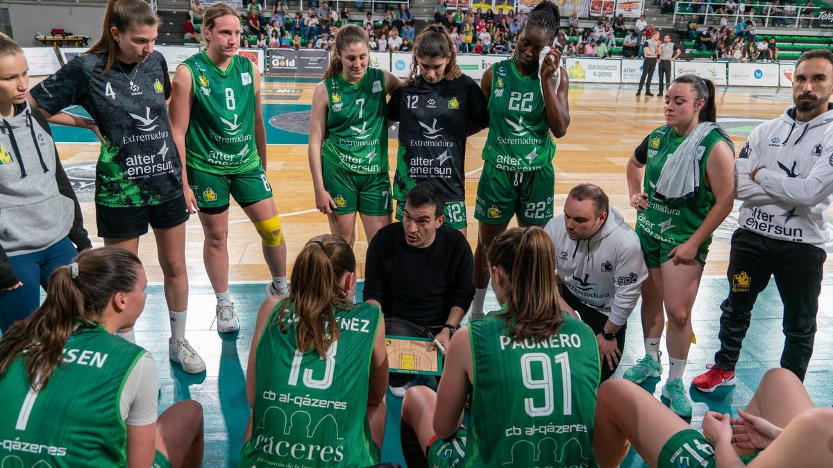 Jesús Sánchez da instrucciones a sus jugadoras durante el 'playoff' ante el Celta.