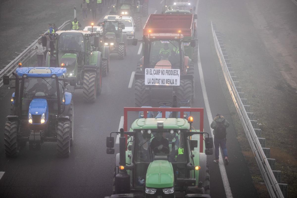 Agricultores catalanes bloquean la A-2 a la altura de Fondarella (Pla dUrgell) con sus tractores durante las protestas para pedir mejores condiciones para el sector