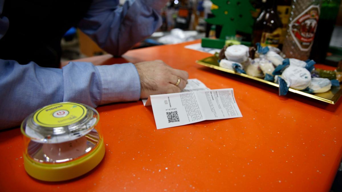 Un vendedor muestra una baliza V16.