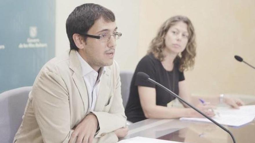 El conseller Iago Negueruela y la directora general Pilar Sansó, ayer en rueda de prensa.