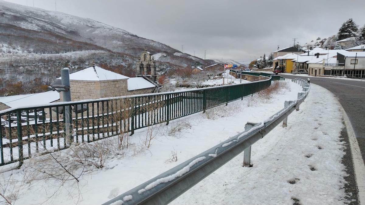 Las carreteras de Sanabria, nevadas durante un temporal de este invierno