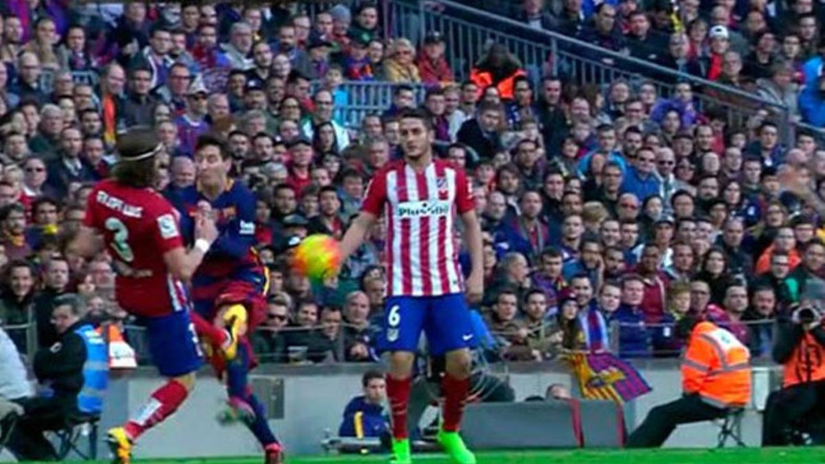 La entrada de Filipe Luis a Messi ha sido brutal