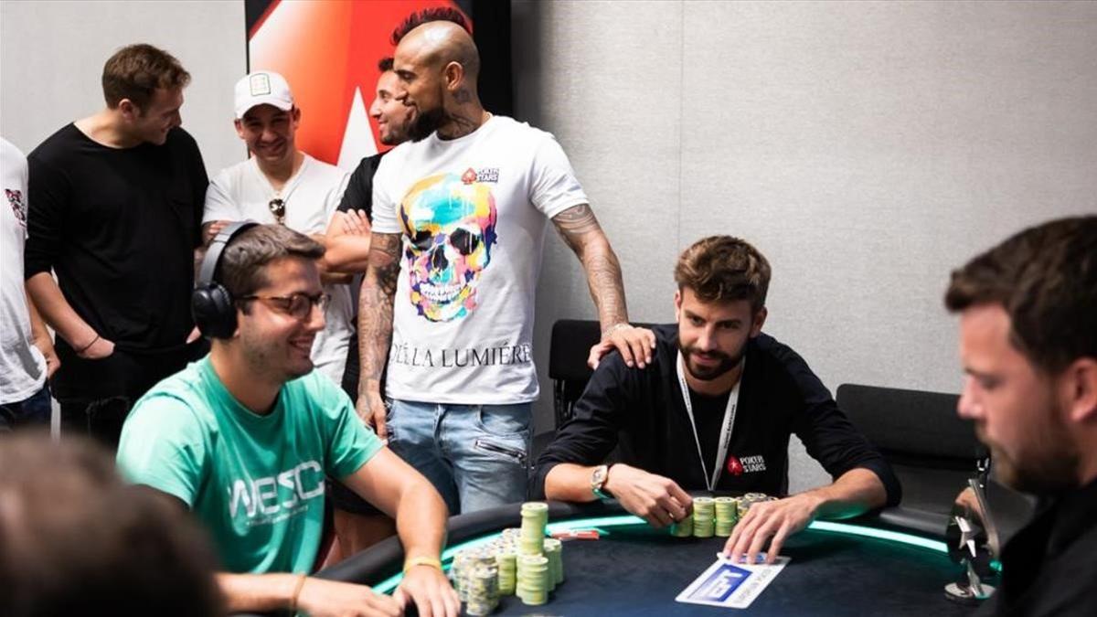 Piqué (segundo por la derecha) y Vidal, de pie, junto a él, durante el torneo de póquer celebrado el 26 de agosto del 2019 en el Casino de Barcelona