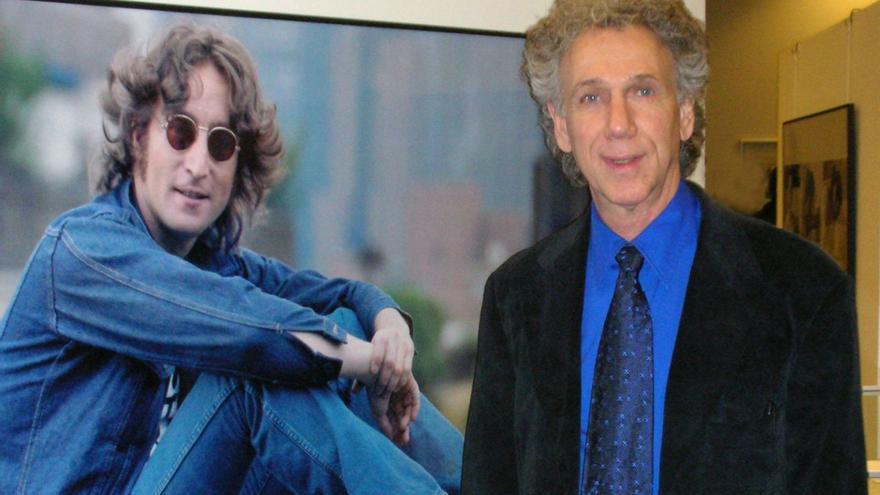 Bob Gruen ante una de sus icónicas fotografías de John Lennon. | CONTRAST