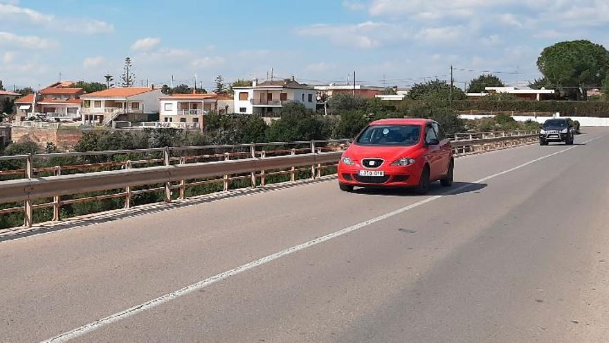 La calzada para la circulación de coches ocupa la práctica totalidad de ancho del puente del Termet sobre el Millars, entre Vila-real y Almassora.