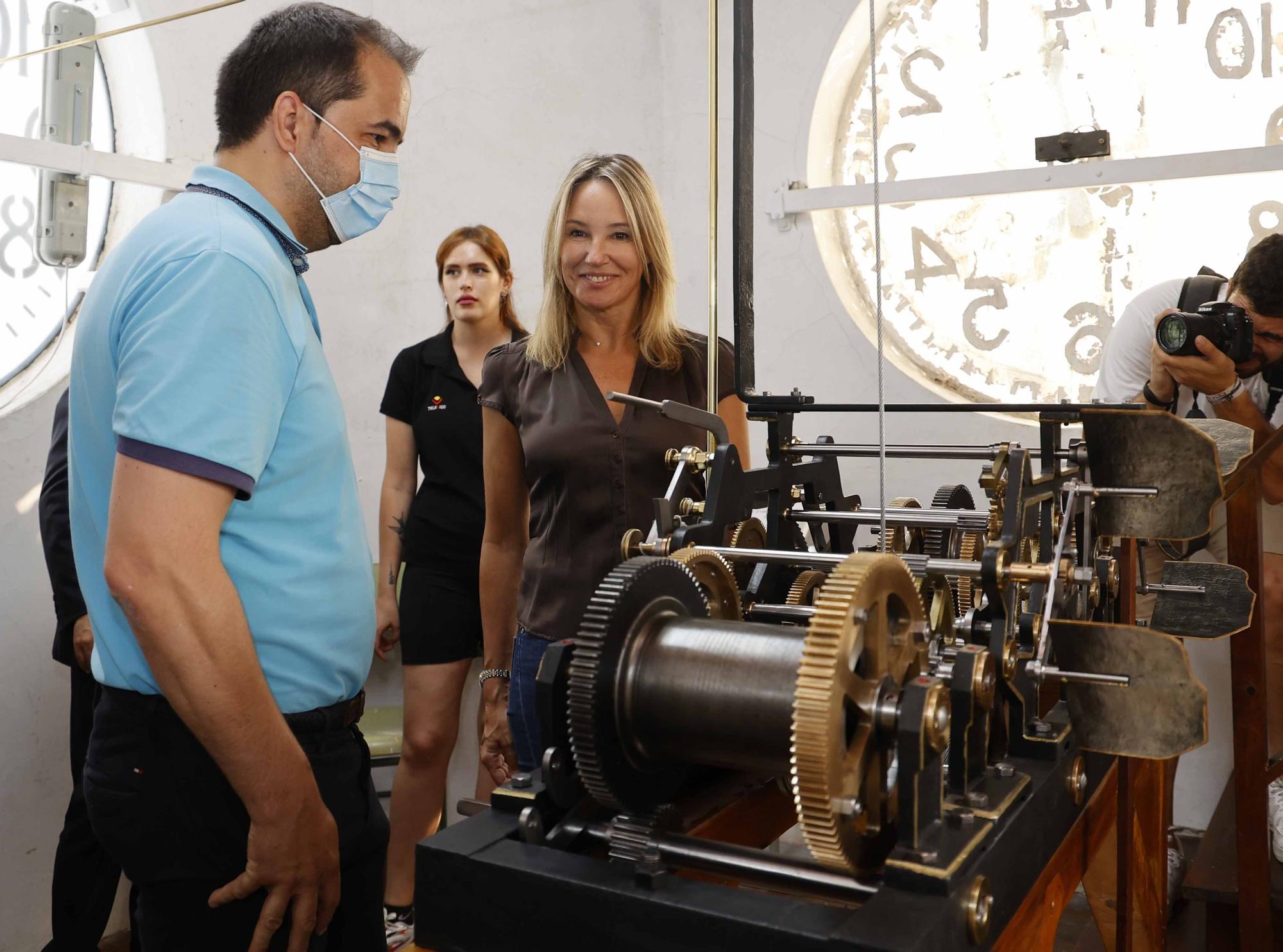 El reloj del IES Santa Irene vuelve a funcionar