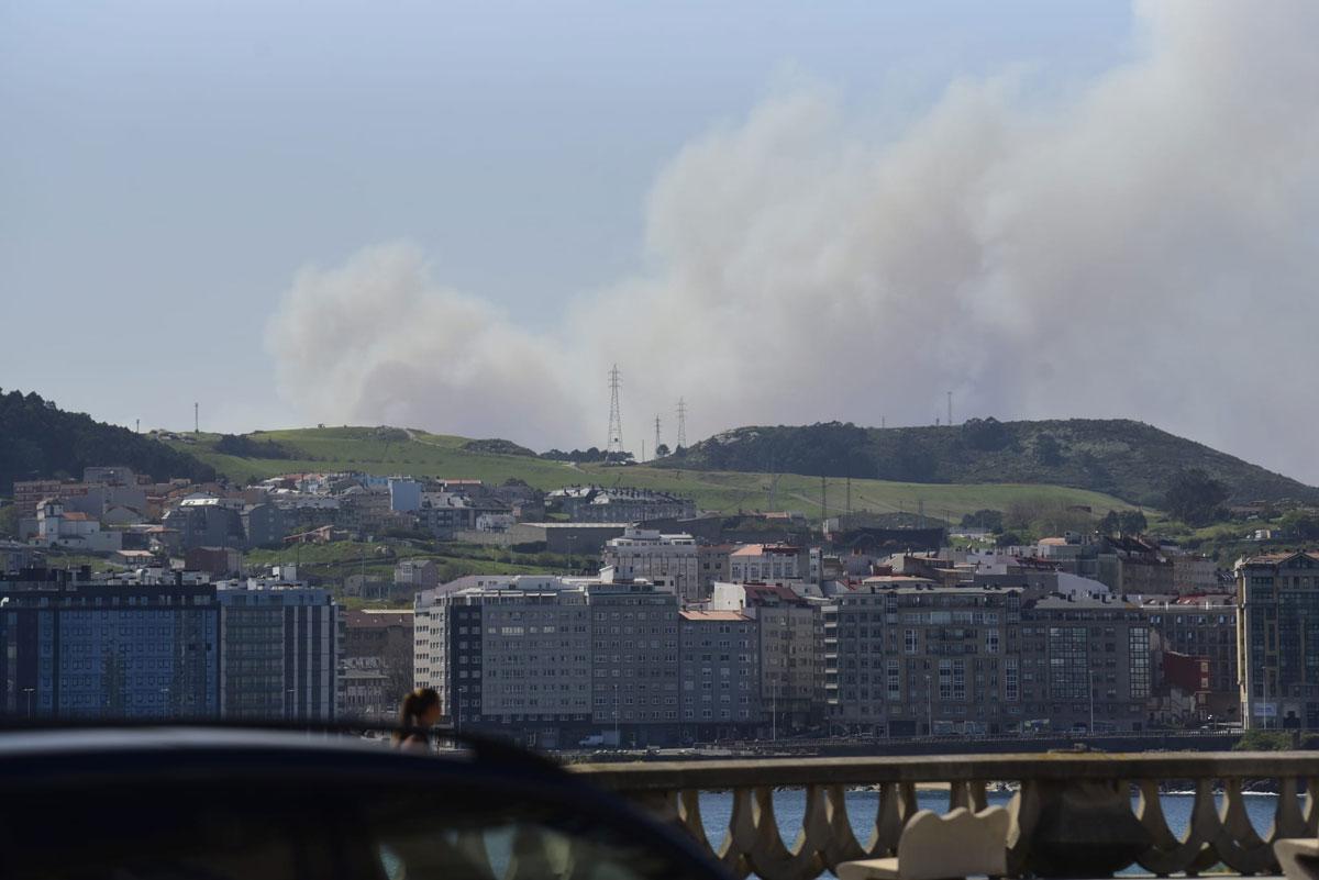Humareda provocada por el incendio de Caión, visible desde el monte de Bens.