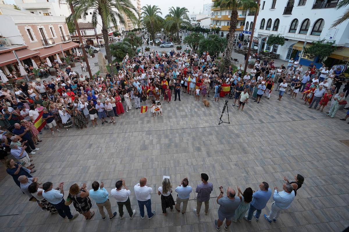 Mira las imágenes de la concentración en apoyo a Ceuta en Santa Eulària Mira las imágenes de la concentración en apoyo a Ceuta en Santa Eulària