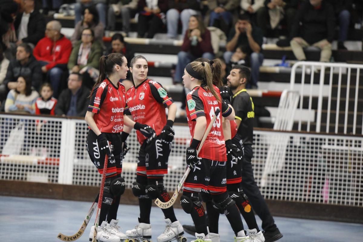 María Igualada, Angy Fernández y Laia Juan, tras uno de los goles del Telecable en el Visiola Rollán.