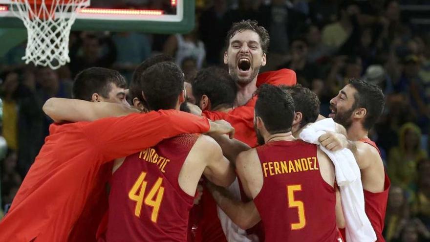 Los jugadores de la selección española celebran su victoria. // Shannon Stapleton