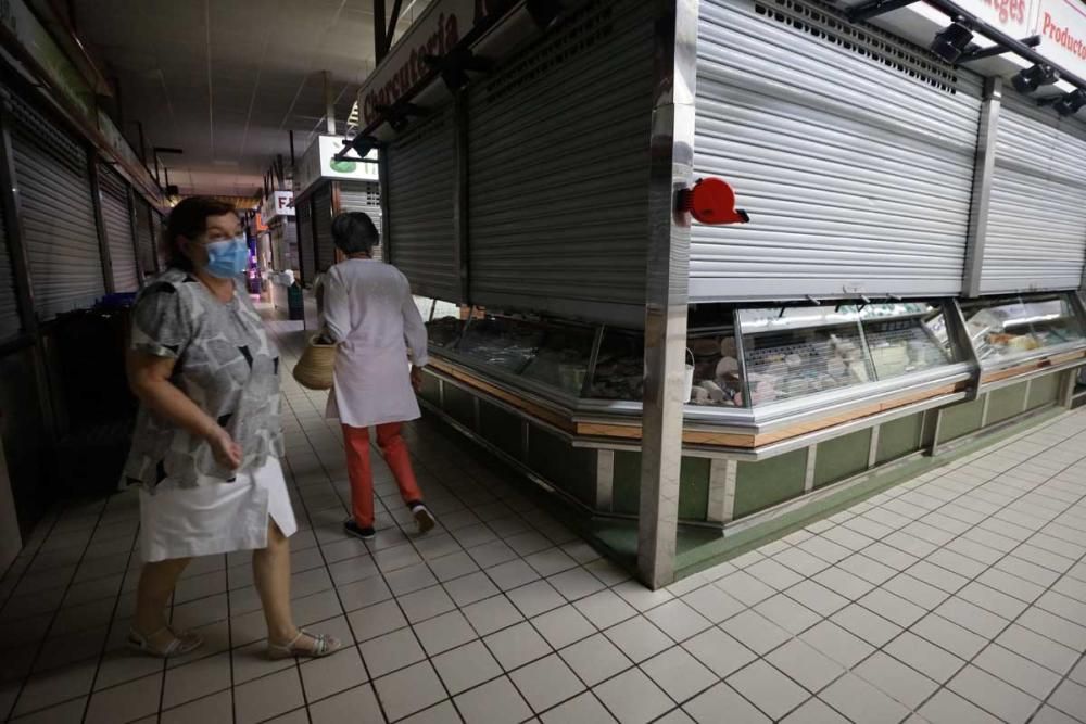 Cierre y cacerolada en el Mercat Nou en protesta por las restricciones