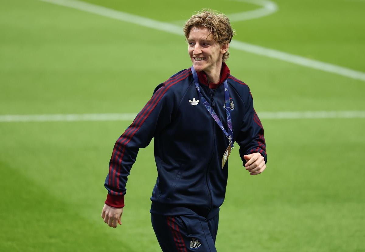 Anthony Gordon se midió al FC Barcelona en la UEFA Champions League