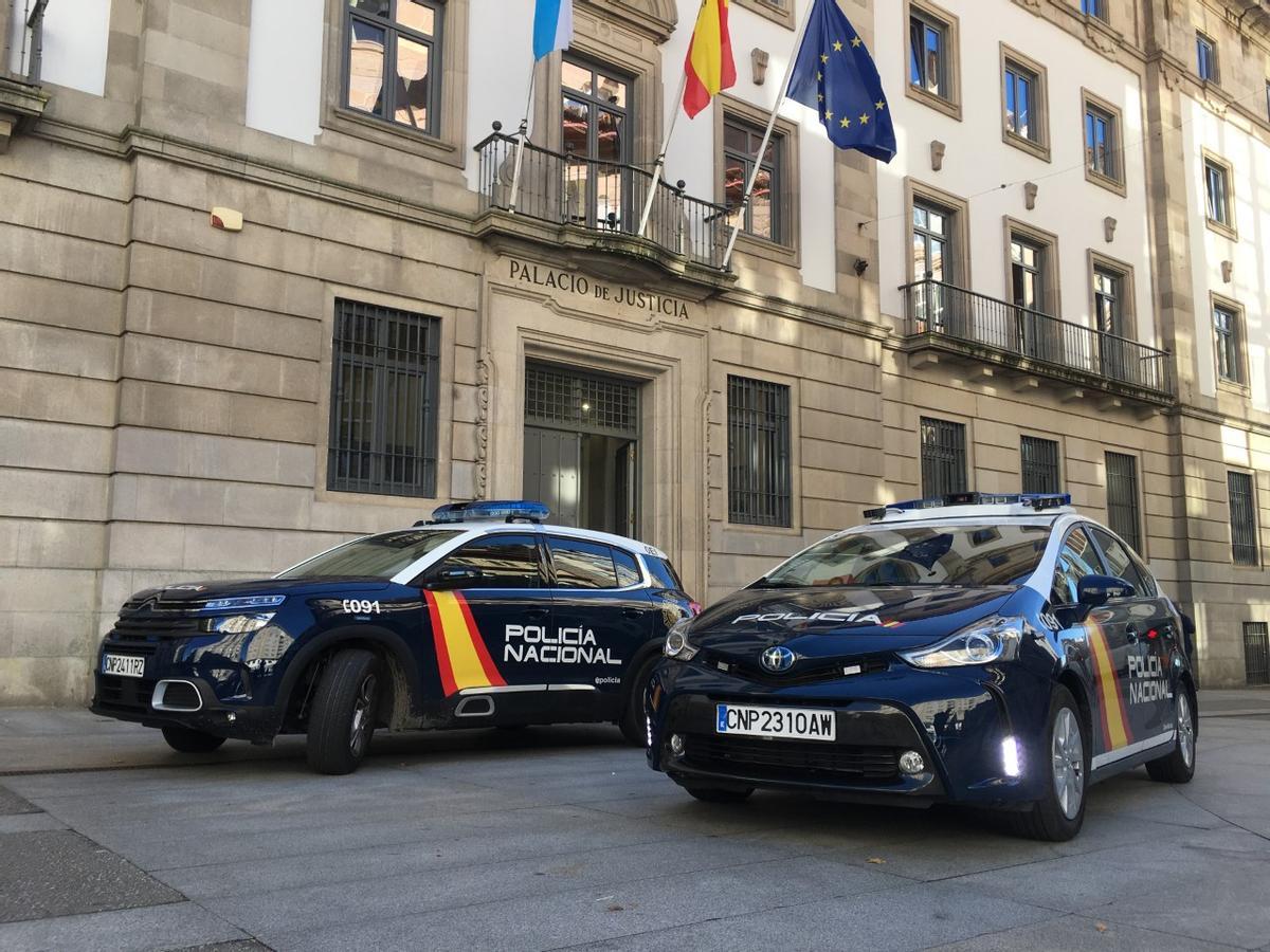 Coches policiales ante la Audiencia de Pontevedra.
