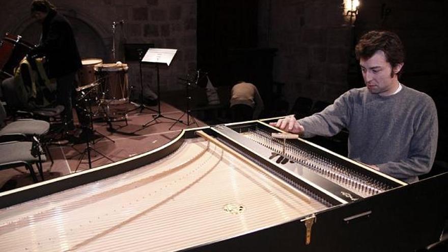 Preparativos en la Iglesia de San Cipriano para el concierto de hoy.