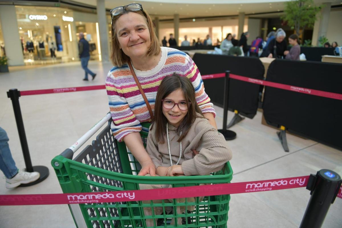 Yolanda Marcote y su hija Martina, en la 'pop-up' de Marineda City