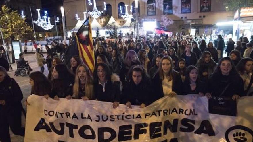 La manifestació, passant per Sant Domènec, resseguint la Muralla