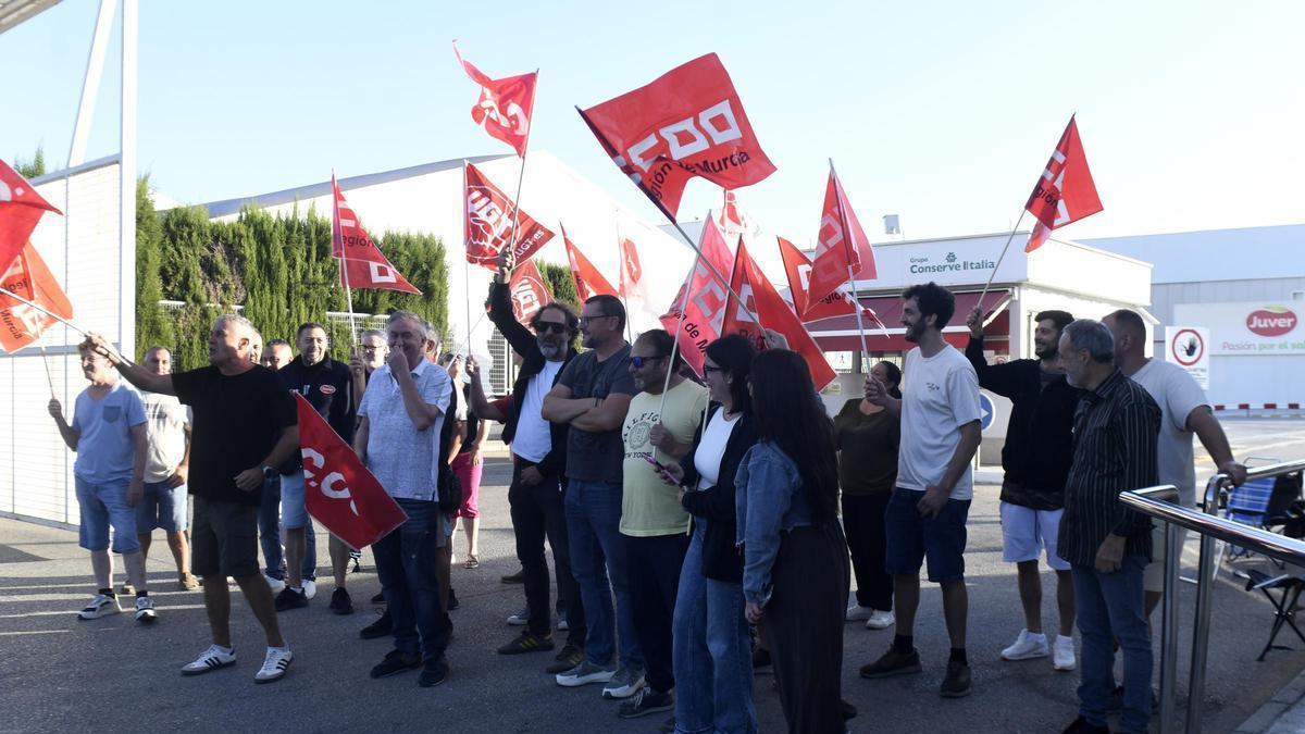 Huelga Conserva Murcia | La conserva vegetal estalla por los bajos sueldos: «Estamos empezando a llegar otra vez a los tiempos de la esclavitud: trabajar por un plato de comida»