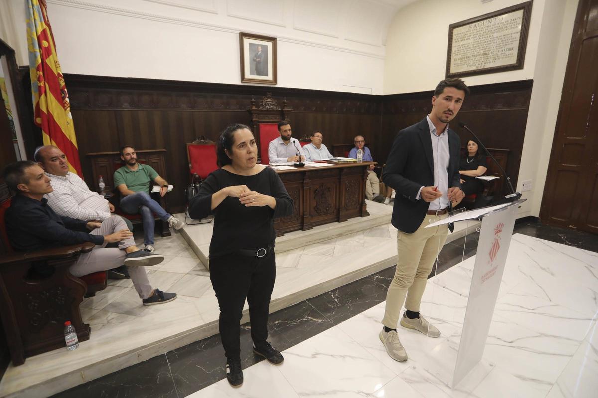 El concejal de Hacienda de Sagunt, Toni Iborra, durante una intervención plenaria.