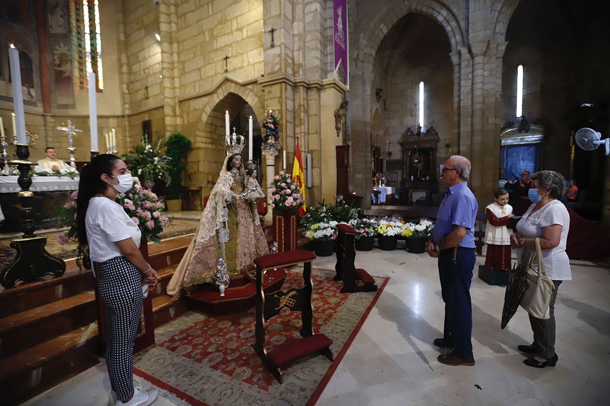 Cientos de cordobeses visitan a la Virgen de los Remedios como cada martes y 13