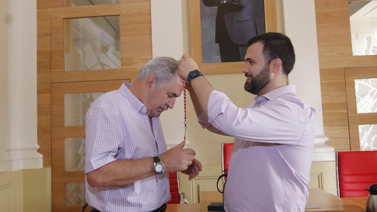 El alcalde, Luis Salaya, entrega esta mañana la Medalla de Oro de la Ciudad de Cáceres al presidente del Banco de Alimentos, Juan Carlos Fernández Rincón.