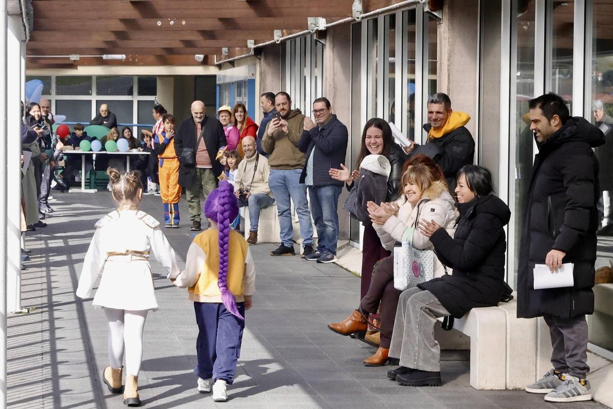 El Antroxu de Gijón llena de color en Santa Olaya (en imágenes)