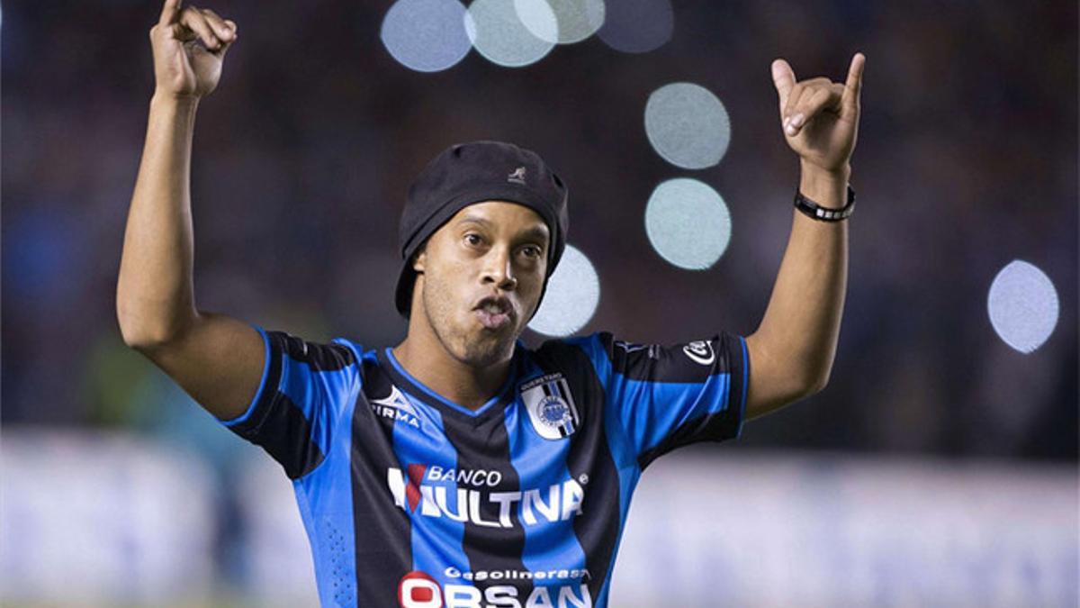 Ronaldinho, durante su presentación con el Querétaro en el Estadio Corregidora