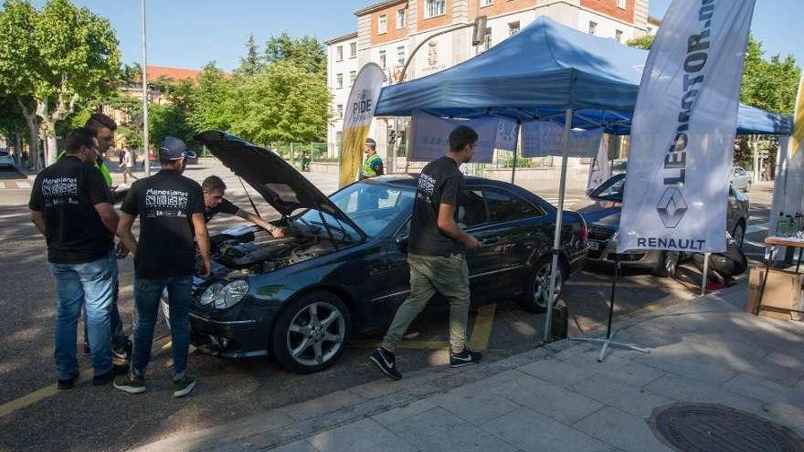 Apoyados por los profesores, estudiantes pasan la ITV a un turismo en las inmediaciones de La Marina.