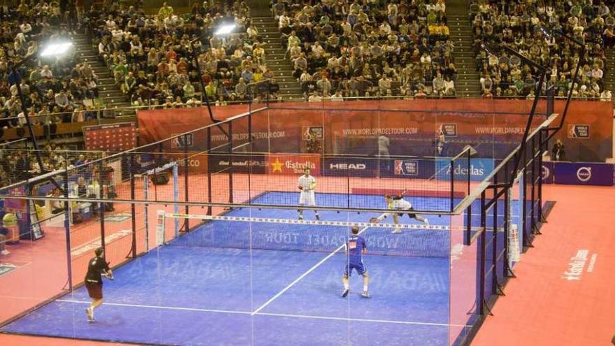 Sanyo Gutiérrez y Paquito Navarro, de frente, en la semifinal contra Fede Quiles y Juan Martín Díaz.