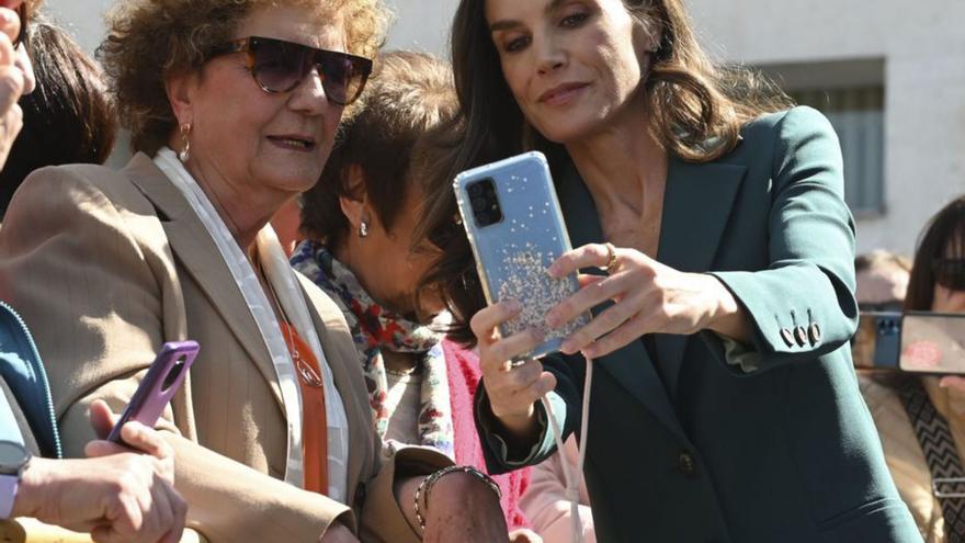 La Reina Letizia faise un selfi en Lleón. | EFE