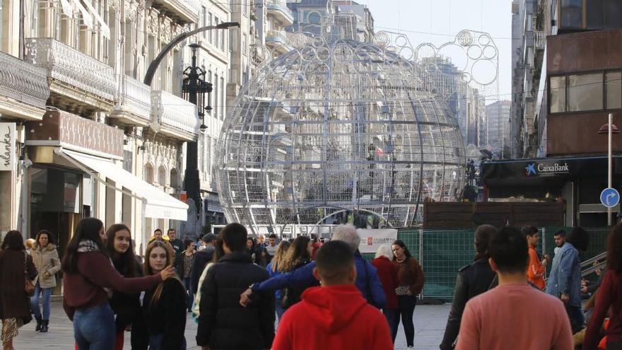 La bola gigante de Navidad instalada en la Farola en Vigo.// Alba Villar