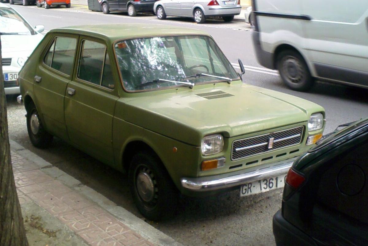 Un Seat 127, otro clásico de la carretera.