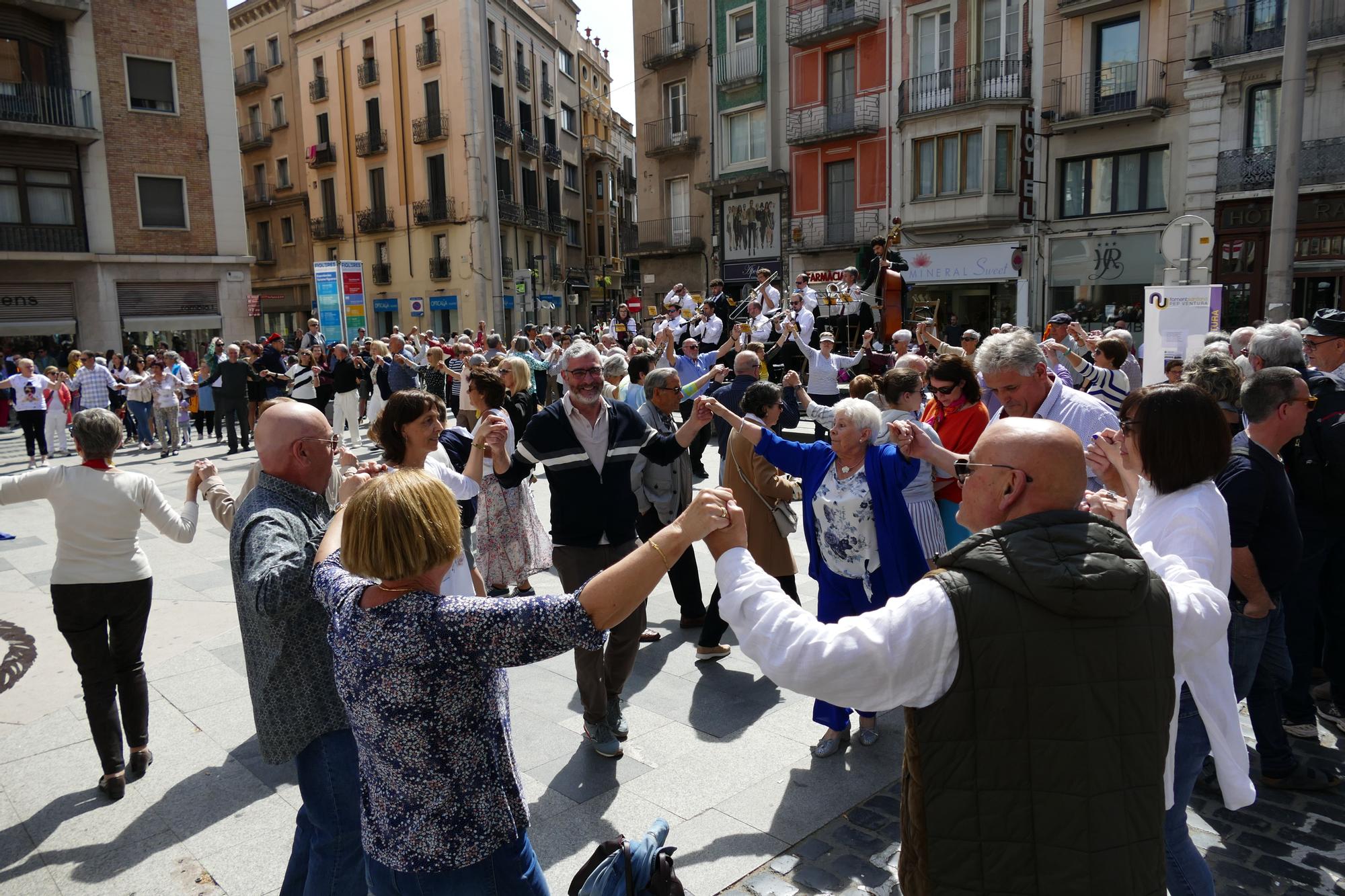 Figueres viu un Sant Jordi multitudinari