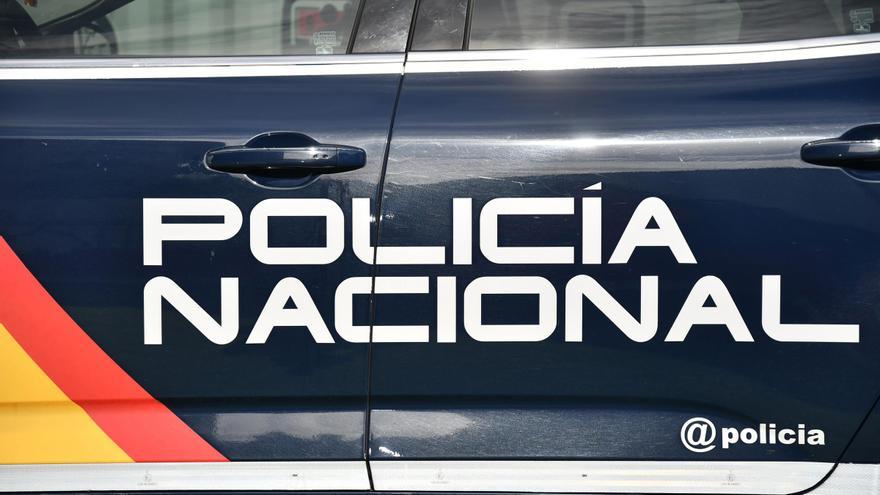 Dos agentes de la Policía Nacional salvan a una joven de 20 años que iba a tirarse de un puente en Oviedo