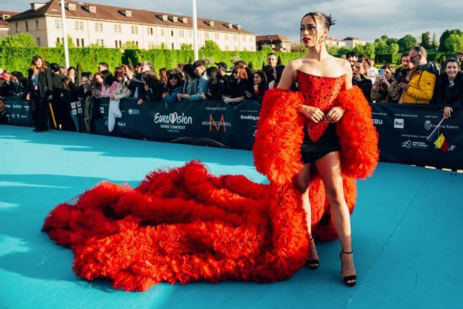 Chanel en la inauguración de Eurovisión 2022 con bata de cola