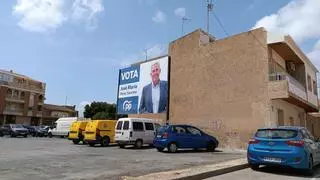 El PSOE pilareño exige la retirada de una valla electoral del PP ubicada en un aparcamiento municipal