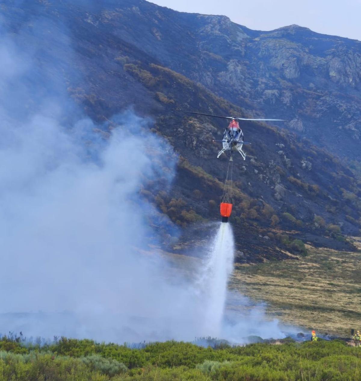 Un helicóptero descarga agua durante el incendio del pasado mes de agosto en Porto de Sanabria.