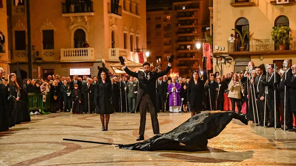 Viernes Santo en Elche: Así ha sido la "Trencà del Guió"