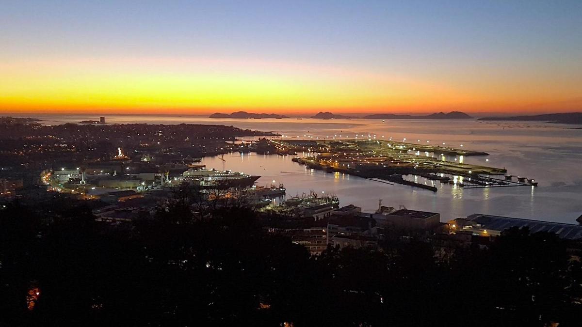 Vista de las islas Cíes desde el monte de O Castro de Vigo durante una puesta de sol.