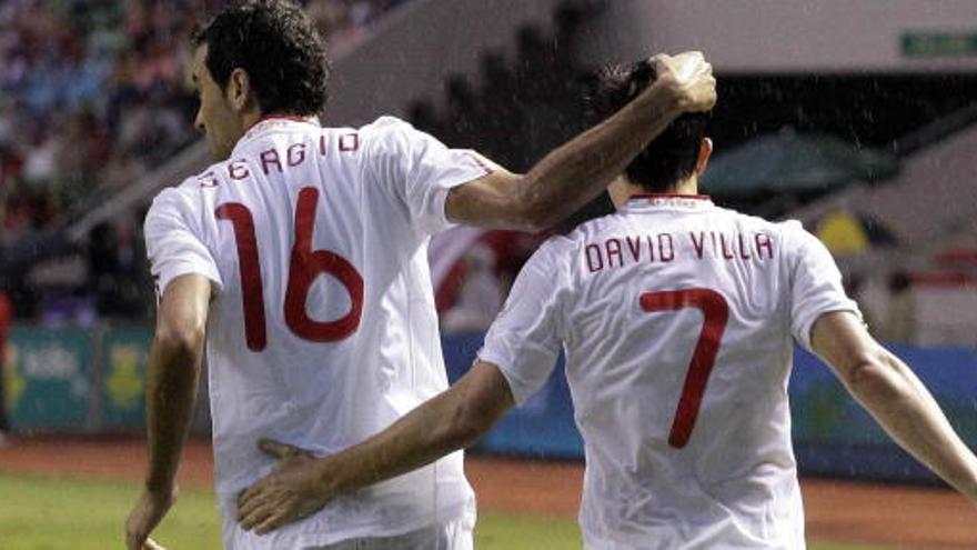 Busquets y Villa celebran el tanto del empate de la selección en San José.